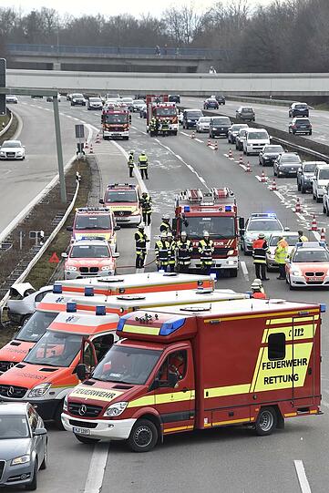 Bei einem Verkehrsunfall auf der A 8 sind vier Personen verletzt worden. Der Unfall ereignete sich stadteinwärts auf Höhe der Anschlussstelle Perlach.