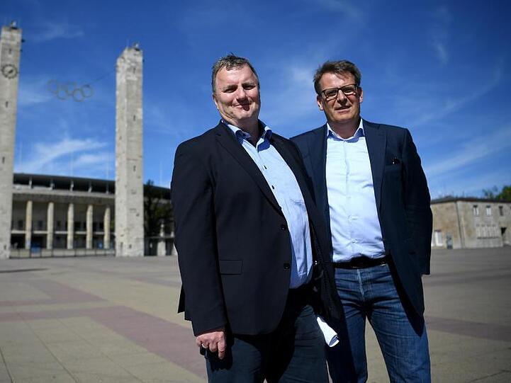 Axel Balkausky, ARD-Koordinator fur Sport (l), und Thomas Fuhrmann, Leiter der ZDF-Hauptredaktion Sport. Foto: Britta Pedersen/Archiv