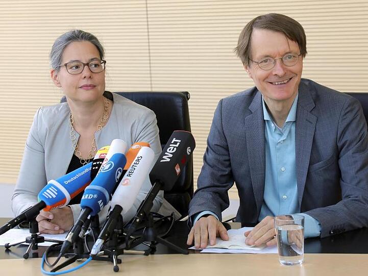 Auch die Umweltpolitikerin Nina Scheer und der Gesundheitsexperte Karl Lauterbach wollen die SPD als Duo anführen. Beide sind Abgeordnete im Bundestag.