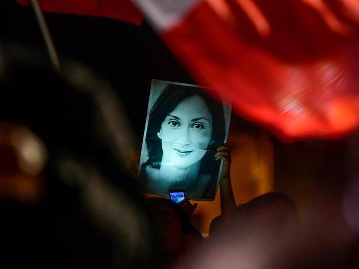 Ein Demonstrant hält in Valletta ein Bild der ermordeten Reporterin Daphne Caruana Galizia. Der Druck auf die Regierung von Premier Muscat steigt.