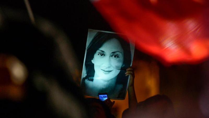 Ein Demonstrant hält in Valletta ein Bild der ermordeten Reporterin Daphne Caruana Galizia. Der Druck auf die Regierung von Premier Muscat steigt. Ein Demonstrant hält in Valletta ein Bild der ermordeten Reporterin Daphne Caruana Galizia. Der Druck auf die Regierung von Premier Muscat steigt.