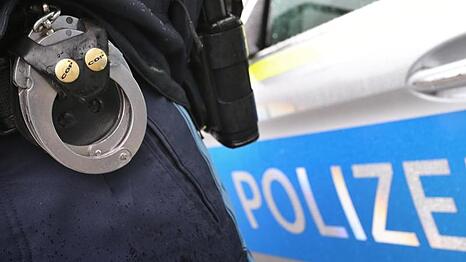 Mehrere Streifen fahndeten nach dem Täter, der in der Nähe des Rathausplatzes angetroffen und vorläufig festgenommen wurde. (Symbolbild)