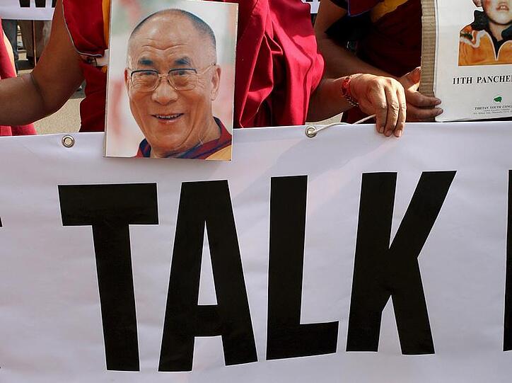 Ein Demonstrant fordert Gespräche zwischen China und dem Dalai Lama