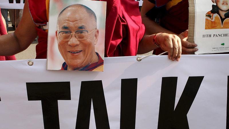 Ein Demonstrant fordert Gespräche zwischen China und dem Dalai Lama Ein Demonstrant fordert Gespräche zwischen China und dem Dalai Lama