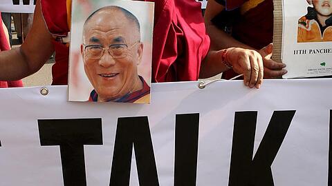 Ein Demonstrant fordert Gespräche zwischen China und dem Dalai Lama
