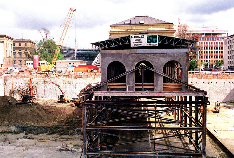Abriss 2002: Hinter der Residenz am Marstallplatz hatten sich historische Wirtschaftsgebäude befunden. Immerhin die kurfürstlichen Stallungen werden erhalten - und beim Tiefgaragen-Bau aufgestelzt.