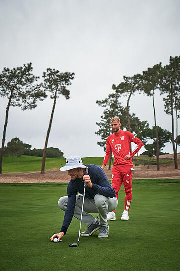 Mit Golf und Paddel-Tennis: Die Bayern-Stars genießen ihren freien Dienstagnachmittag im Trainingslager.