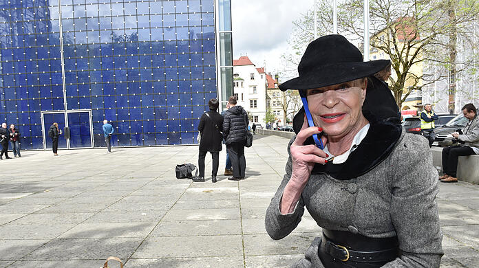 Barbara Engel telefoniert
vor der Kirche