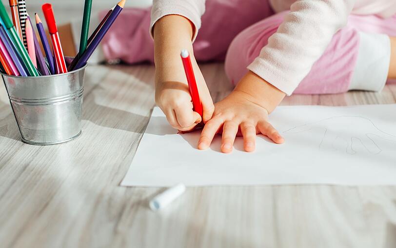 Wenn sich die lieben Kleinen am elterlichen Schreibtisch austoben, hinterl&auml;sst das manchmal unsch&ouml;ne Stift-Flecken auf Tisch, Kleidung oder Boden. Erwachsene nutzen hingegen zuweilen ahnungslos den Permanentmarker, um die Magnettafel zu beschriften. Mit Wasser alleine kommt man dann nicht weit. Doch keine Sorge: Daf&uuml;r findet sich eine L&ouml;sung.