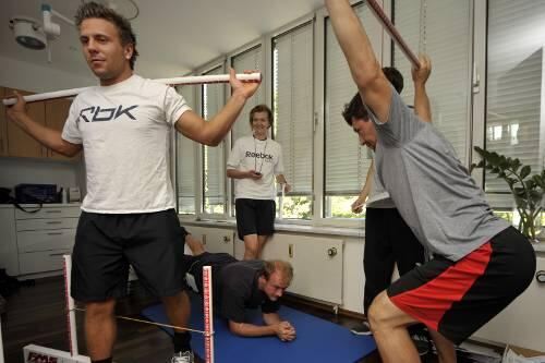 Gesundheitschack: Die EHC-Stars Martin Schymainski (l.), Dylan Gyori (r.) und Daniel Hilpert mit  Fitnesstrainerin Patricia Pyrka.