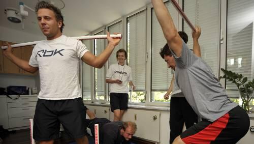 Gesundheitschack: Die EHC-Stars Martin Schymainski (l.), Dylan Gyori (r.) und Daniel Hilpert mit Fitnesstrainerin Patricia Pyrka. Gesundheitschack: Die EHC-Stars Martin Schymainski (l.), Dylan Gyori (r.) und Daniel Hilpert mit Fitnesstrainerin Patricia Pyrka.