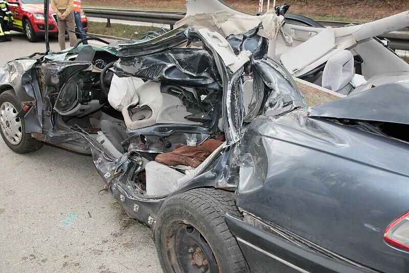 Ein 70 Jahre alter Autofahrer ist am Donnerstag bei einem Unfall auf der Autobahn 94 nahe Poing in Oberbayern ums Leben gekommen. Der Mann übersah das Ende eines Staus.