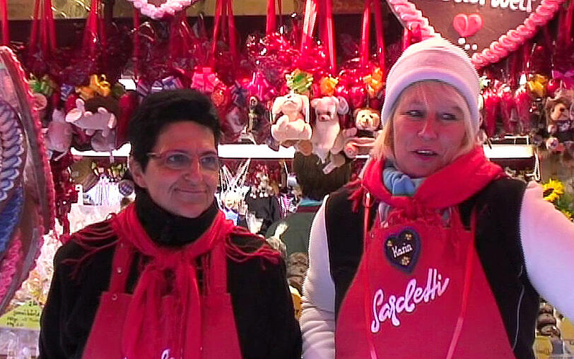 Die Damen vom Herzl-Stand haben ihre Winterklamotten ausgepackt.