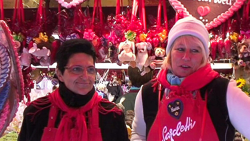 Die Damen vom Herzl-Stand haben ihre Winterklamotten ausgepackt. Die Damen vom Herzl-Stand haben ihre Winterklamotten ausgepackt.