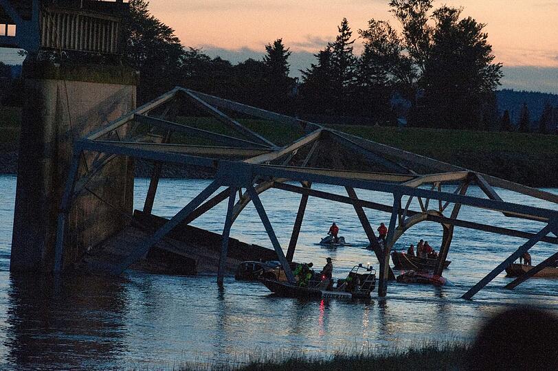 Mehrere Fahrzeuge sind beim Einsturz der Brücke in den Skagit River gestürzt