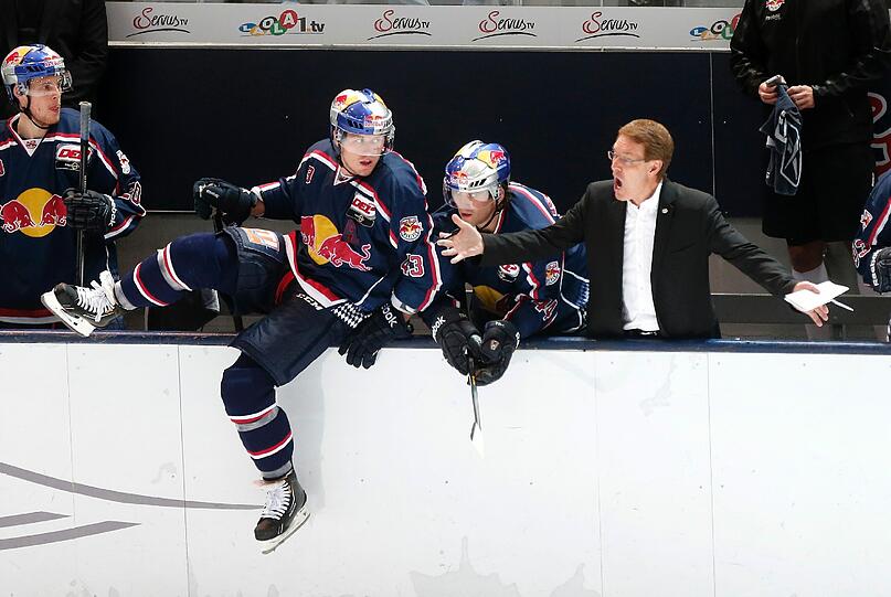 Der EHC Red Bull München mit seinem Trainer Pierre Pagé.