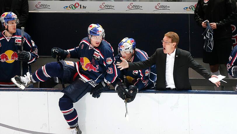 Der EHC Red Bull München mit seinem Trainer Pierre Pagé. Der EHC Red Bull München mit seinem Trainer Pierre Pagé.
