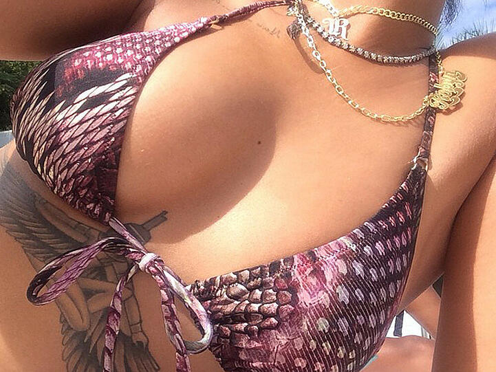 Das Tattoo lässt erraten, wer hinter diesem Bikini-Selfie steckt. Na klar - R&B-Diva Rihanna. Die zeigt sich gern freizügig auf Instagram, wahlweise auch ohne Gesicht.