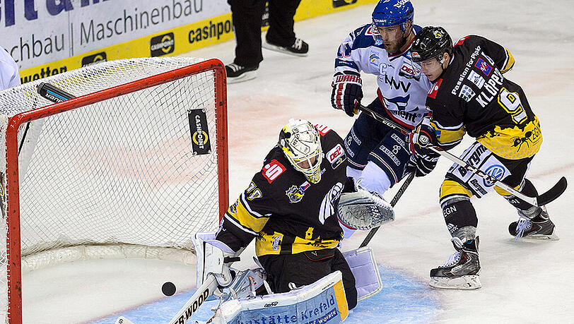 Goalie Lukas Lang (Mitte) im Trikot der Krefeld Pinguine. Goalie Lukas Lang (Mitte) im Trikot der Krefeld Pinguine.