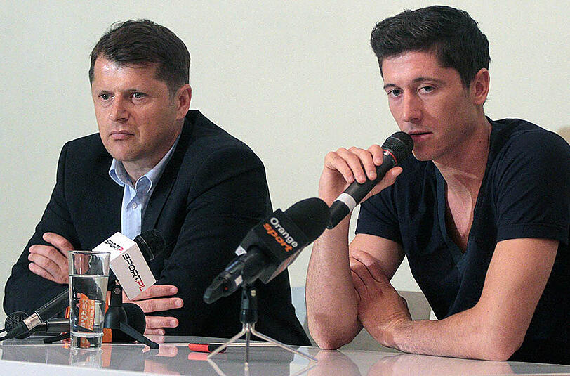 Robert Lewandowski (rechts) und sein Manager Czesary Kucharski am 13. Juli 2012 während einer Pressekonferenz in Warschau.