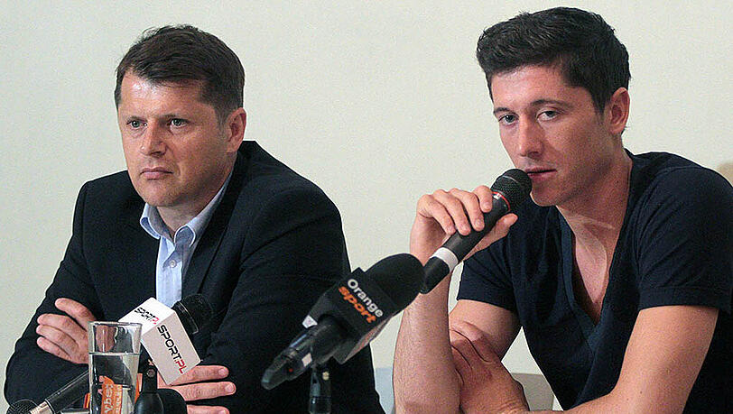 Robert Lewandowski (rechts) und sein Manager Czesary Kucharski am 13. Juli 2012 während einer Pressekonferenz in Warschau. Robert Lewandowski (rechts) und sein Manager Czesary Kucharski am 13. Juli 2012 während einer Pressekonferenz in Warschau.