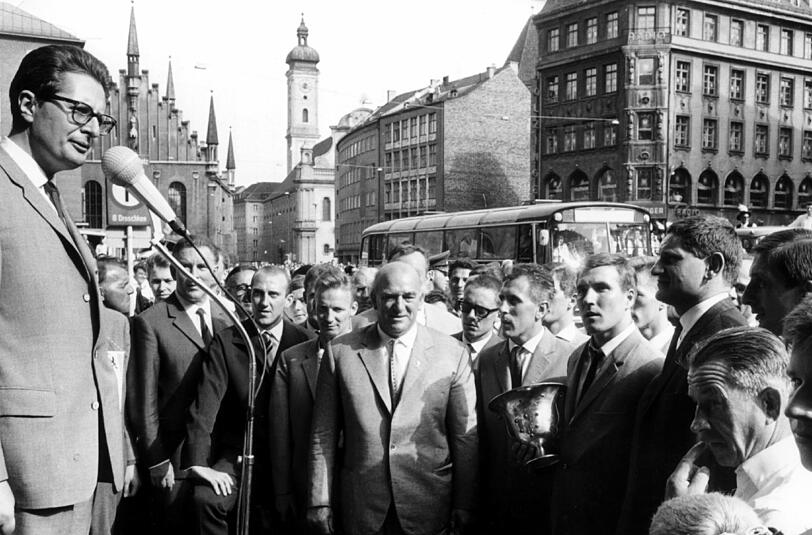 Zum 90. Geburtstag wollen wir jedoch auch auf Meilensteine seiner politischen Karriere zurückblicken.1960: Vogel wird zum Münchner OB gewählt. Zwölf Jahre lang bekleidet er dieses Amt und darf in seiner Zeit so manche Rarität feiern &ndash; so etwa 1964 den Pokalsieg von 1860.