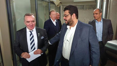 Ian Ayre (l.) mit Investor Hasan Ismaik. Im Hintergrund: Präsident Peter Cassalette (l.) und Anthony Power.