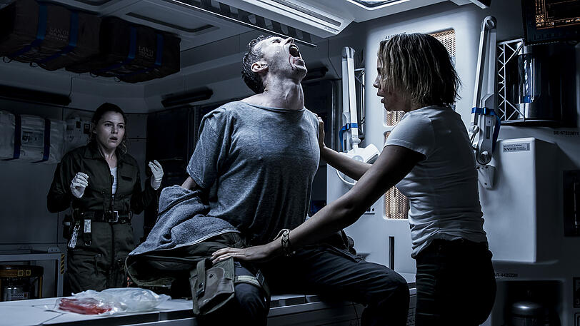 Das geht nicht mehr lange gut: Aus dem Bauch des Astronauten des Raumschiffs "Covenant" frisst sich gerade ein Alien raus, und das ist so bösartig wie 1979.