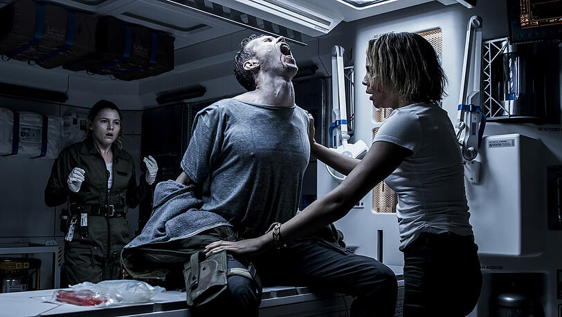 Das geht nicht mehr lange gut: Aus dem Bauch des Astronauten des Raumschiffs "Covenant" frisst sich gerade ein Alien raus, und das ist so bösartig wie 1979. Das geht nicht mehr lange gut: Aus dem Bauch des Astronauten des Raumschiffs "Covenant" frisst sich gerade ein Alien raus, und das ist so bösartig wie 1979.