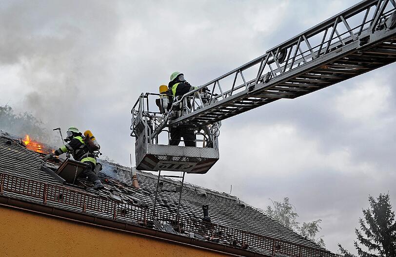 Feuer in einem Männerwohnheim in der Kreuzkapellenstraße: Der Brand war in einer Dachgeschoßwohnung ausgebrochen.