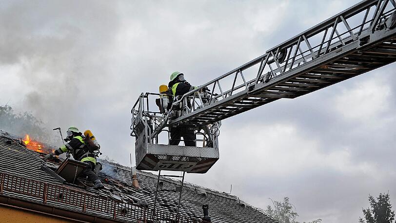 Feuer in einem Männerwohnheim in der Kreuzkapellenstraße: Der Brand war in einer Dachgeschoßwohnung ausgebrochen. Feuer in einem Männerwohnheim in der Kreuzkapellenstraße: Der Brand war in einer Dachgeschoßwohnung ausgebrochen.