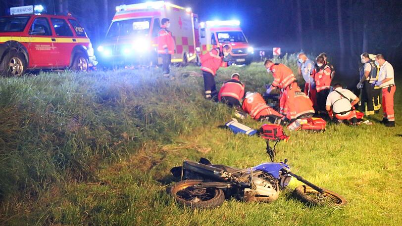 Bei einem Motorradunfall im Landkreis Mühldorf am Inn wurden zwei Teenager schwer verletzt.