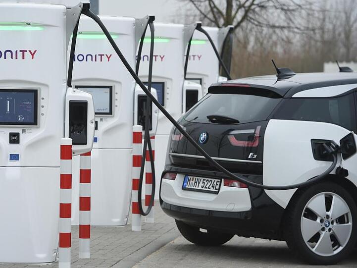 Ein Elektro-Auto wird auf der Rastanlage &ldquo;Demminer Land&ldquo; in Mecklenburg-Vorpommern an der A20 mit einem CCS-Ladestecker an einer Schnellladesäulen betankt.