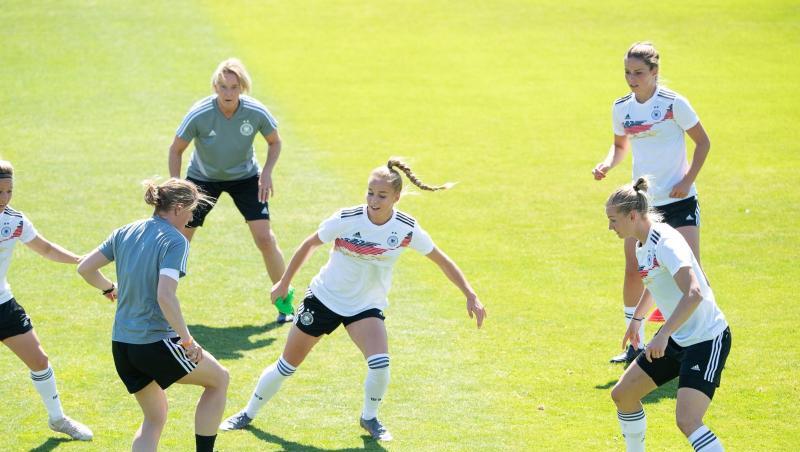 Die deutsche Frauen-Nationalmannschaft bereitet sich auf Südafrika vor. Die deutsche Frauen-Nationalmannschaft bereitet sich auf Südafrika vor.