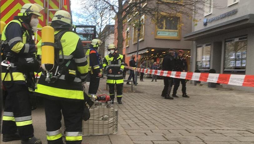 Die Feuerwehr sperrte die Maximilianstraße ab.