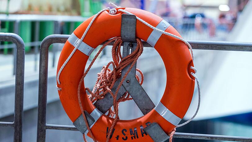Die beiden Männer konnten nur noch leblos aus dem Wasser geborgen werden. (Symbolbild)