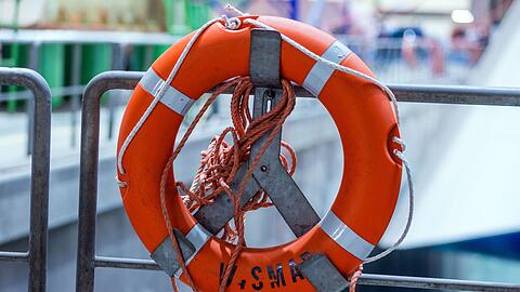 Die beiden Männer konnten nur noch leblos aus dem Wasser geborgen werden. (Symbolbild)