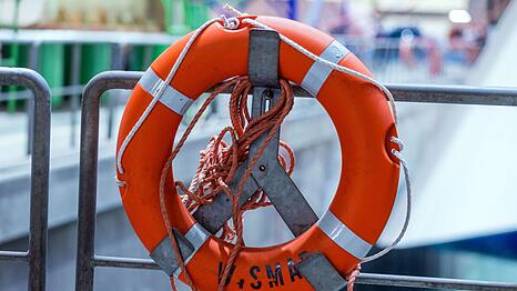 Die beiden Männer konnten nur noch leblos aus dem Wasser geborgen werden. (Symbolbild)