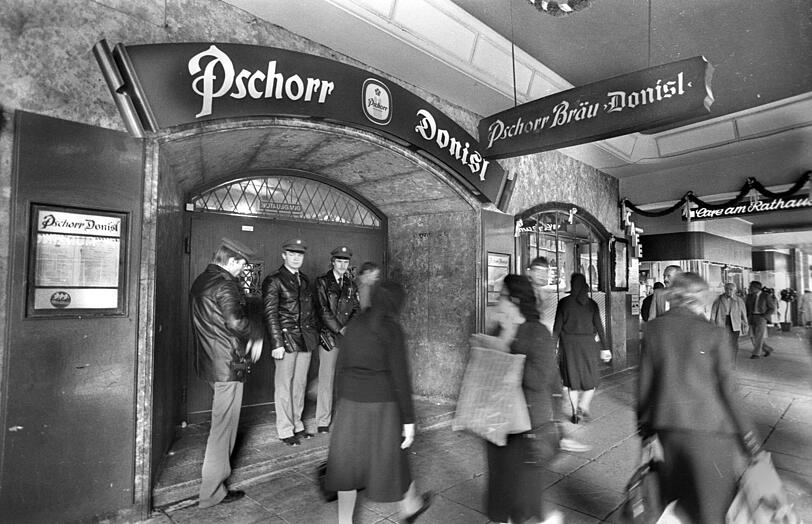 Mai 1984: Das Lokal Donisl wird polizeilich gesperrt. Mai 1984: Das Lokal Donisl wird polizeilich gesperrt.