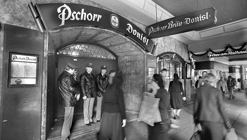 Mai 1984: Das Lokal Donisl wird polizeilich gesperrt. Mai 1984: Das Lokal Donisl wird polizeilich gesperrt.