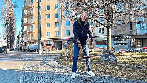 Auf dem Weg zum Einkaufen entdeckt Anwohner Sascha Gersbeck (77) an der Leopoldstra&szlig;e ein Loch im Kopfsteinpflaster. Es ist einen halben Meter tief.