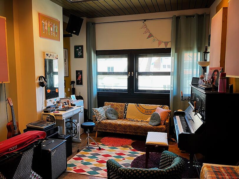 Bunt und gem&uuml;tlich: Caro Kelleys Proberaum im Fat Cat.