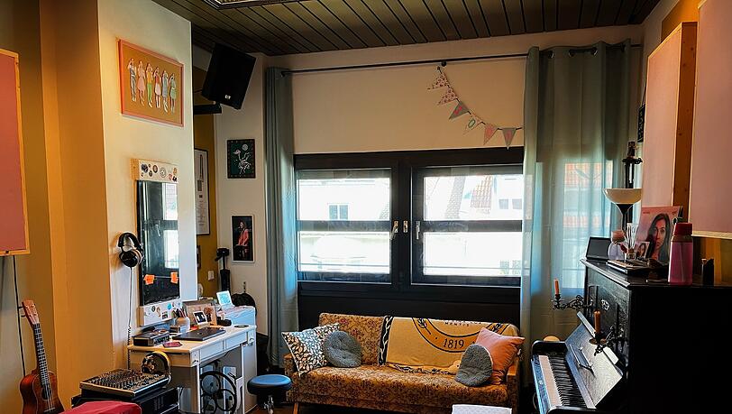 Bunt und gem&uuml;tlich: Caro Kelleys Proberaum im Fat Cat.