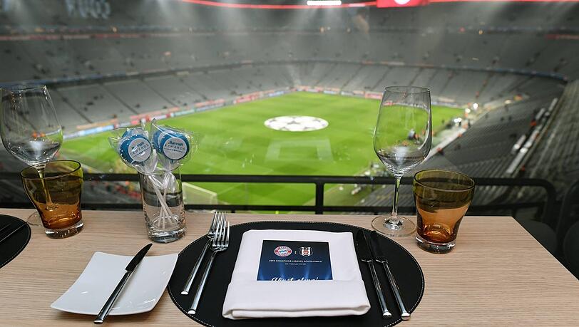 Lange vor dem Spiel, wenn die Arena noch leer ist, l&auml;sst man sich im Vip-Bereich schon nieder. Und bewirten. Auch f&uuml;r einige der st&auml;dtischen Dauerkarten gab es dieses Privileg.