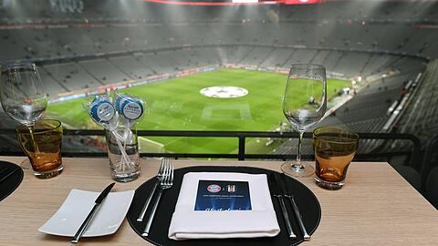 Lange vor dem Spiel, wenn die Arena noch leer ist, l&auml;sst man sich im Vip-Bereich schon nieder. Und bewirten. Auch f&uuml;r einige der st&auml;dtischen Dauerkarten gab es dieses Privileg.