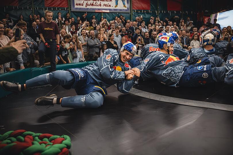 Schick und spaßig: Die EHC-Stars in ihren neuen Wiesen-Trikots unterwegs auf der Theresienwiese und beim Foto-Stopp am Königsplatz. Schick und spaßig: Die EHC-Stars in ihren neuen Wiesen-Trikots unterwegs auf der Theresienwiese und beim Foto-Stopp am Königsplatz.