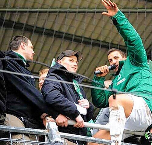 Fürths neuer Zaunkönig: Auch am Saisonende will Sercan Sararer hautnah mit den Kleeblatt-Fans jubeln.