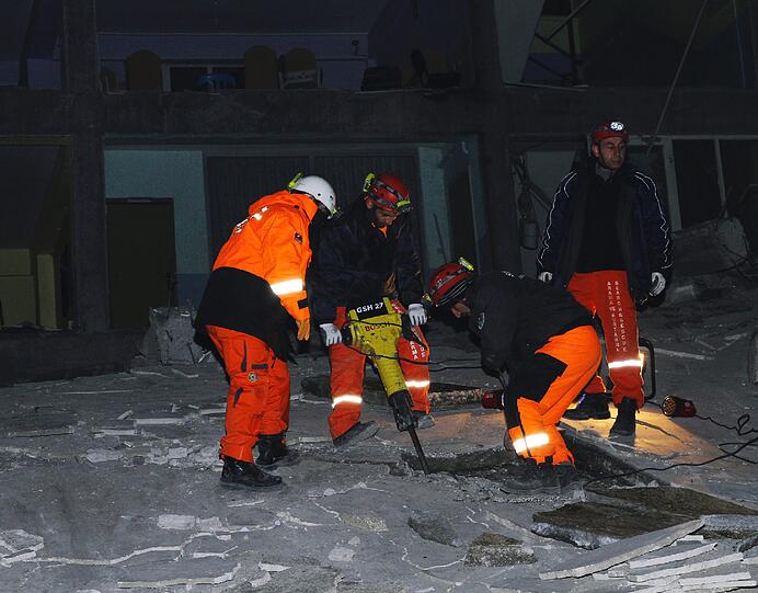 Bei einem neuerlichen Erdbeben im Osten der Türkei sind mindestens sieben Menschen getötet worden.