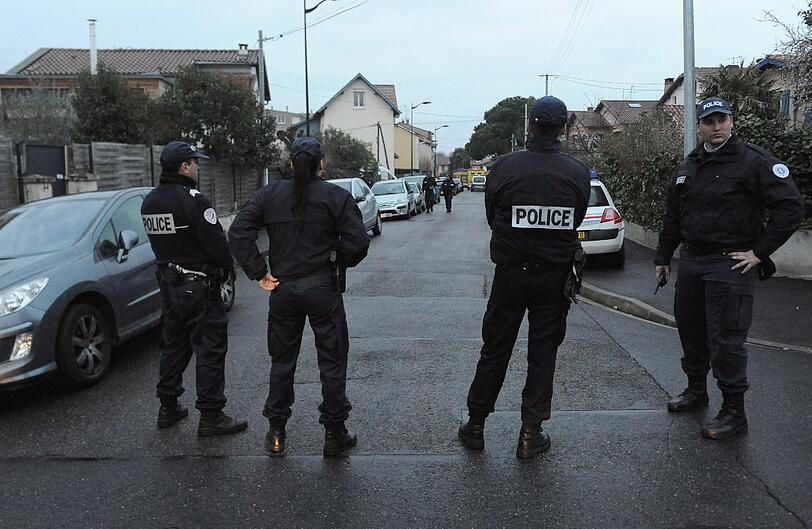 Der mutmaßliche Serienmörder von Toulouse ist nach Angaben von Präsident Nicolas Sarkozy identifiziert. Der schwer bewaffnete Verdächtige hat sich in einem Mehrfamilienhaus verschanzt, dessen Bewohner gegen Mittag evakuiert wurden.