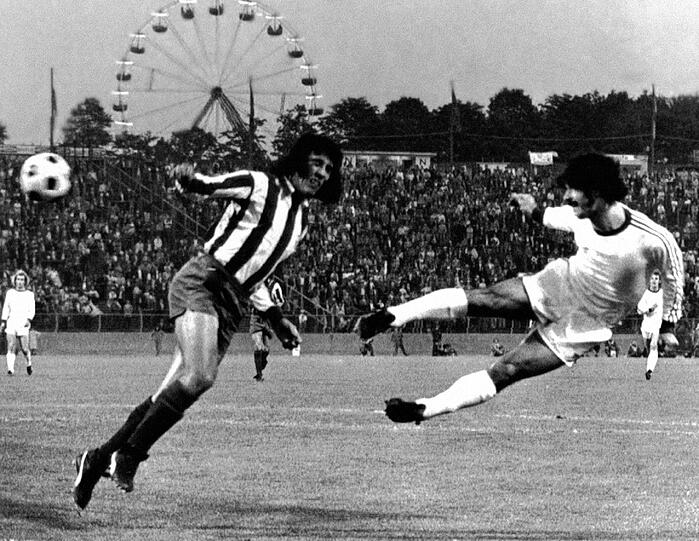 Im Rückspiel klappt es: Bayern-Stürmer Gerd Müller (r.) trifft gegen Atletico Madrid, die Partie endete 4:0.